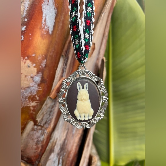 Rabbit 🐰🎩 Cameo Necklace Angry Bunny Victorian Pendant Goth Old-world Woodland - Picture 8 of 8